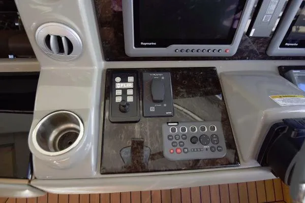 Slide: The Image of Sea Ray Sundancer 610 2012 - 6