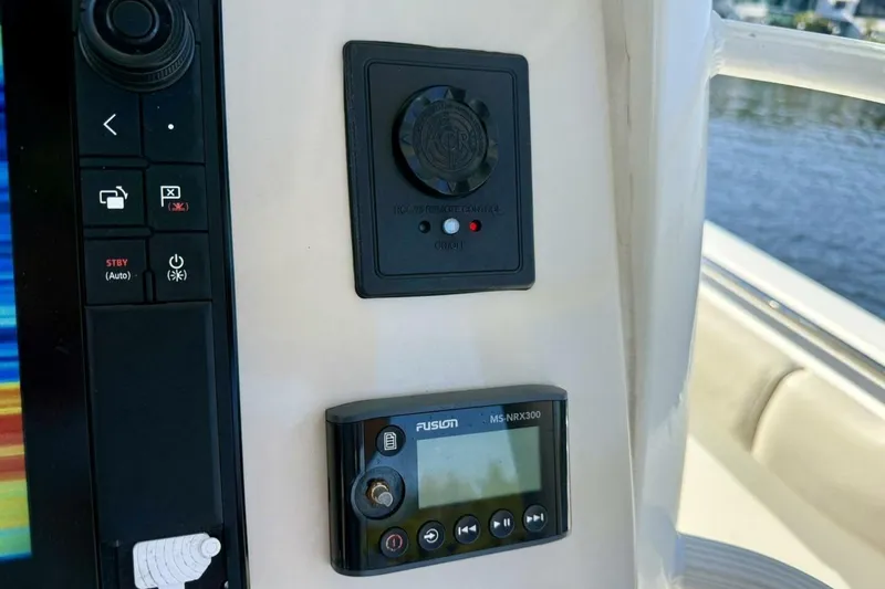 Slide: The Image of 2018 Boston Whaler 330 Outrage - Hem/Electronics - 14