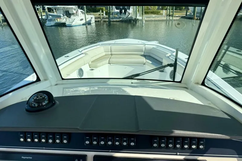 Slide: The Image of 2018 Boston Whaler 330 Outrage - Hem/Electronics - 15