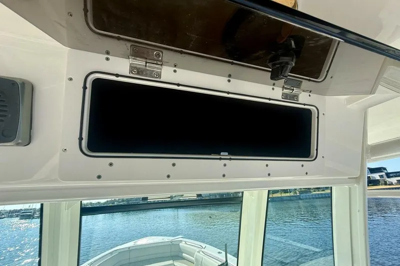 Slide: The Image of 2018 Boston Whaler 330 Outrage - Hem/Electronics - 17