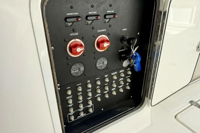 Slide: The Image of 2018 Boston Whaler 330 Outrage - Hem/Electronics - 19