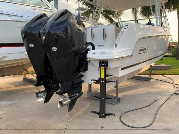 Slide: The Image of Boston Whaler 270 Vantage 2018 - 5