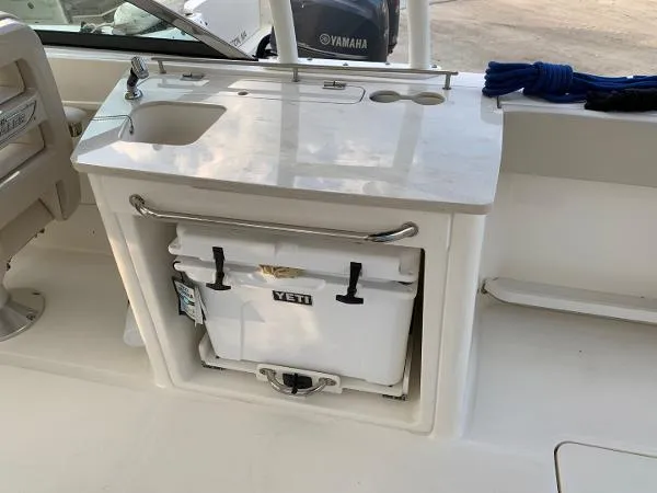 Slide: The Image of Boston Whaler 270 Vantage 2018 - 7