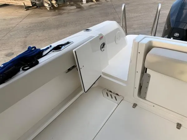 Slide: The Image of Boston Whaler 270 Vantage 2018 - 8