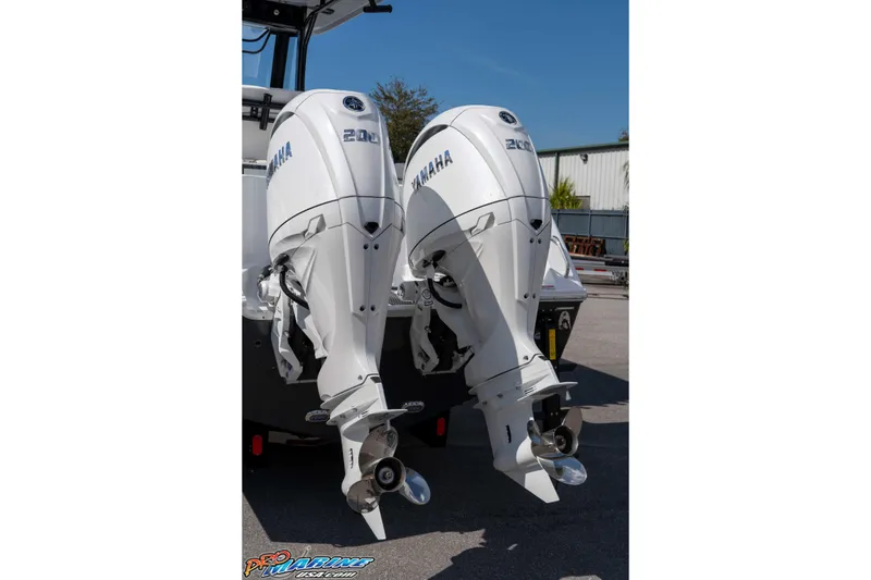 Slide: The Image of Twin Yamaha outboard engines on a 2026 Sea Hunt Gamefish 25 boat. - 10