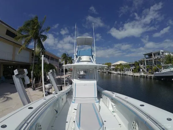 Slide: The Image of Yellowfin 36 CC Offshore 2018 - 9