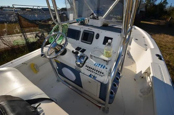 Slide: The Image of Triton 240LTS w/2017 Suzuki 2005 - 4
