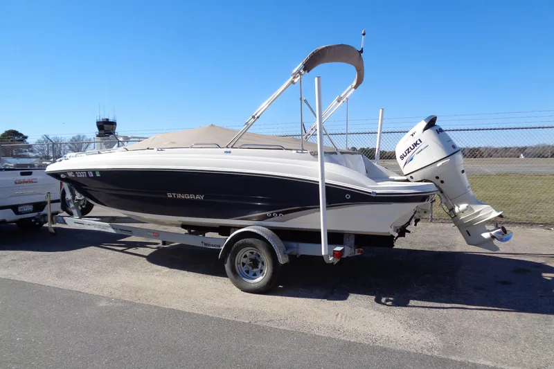 The Image of 2016 Stingray 192 SC boat on trailer with Suzuki outboard motor. - 1