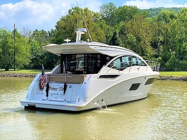Slide: The Image of Sea Ray 400 Sundancer 2017 - 3