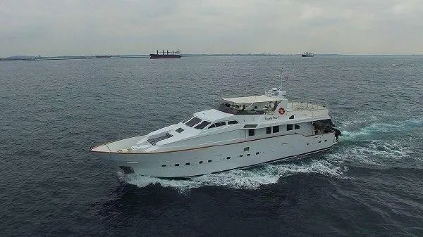 Slide: The Image of Azimut Motor Yacht 1990 - 11