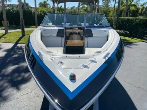 Slide: The Image of Regal 2500 Bowrider 2016 - 10