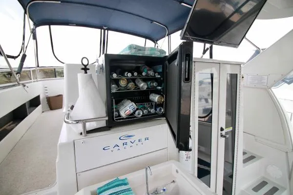Slide: The Image of Carver Yachts 406 Motor Yacht 2002 - 10