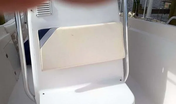 Slide: The Image of Grady-White 263 Chase Center Console 1995 - 2