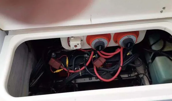 Slide: The Image of Grady-White 263 Chase Center Console 1995 - 8