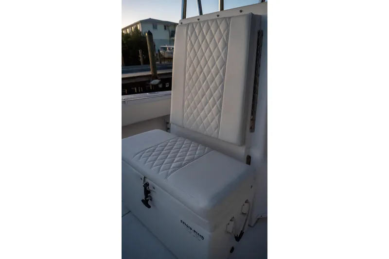 Slide: The Image of White cushioned seat on 2005 Contender 27 Tournament boat, featuring diamond stitching. - 12