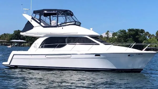 Slide: The Image of Bayliner 3788 Command Bridge Motoryacht 2002 - 0