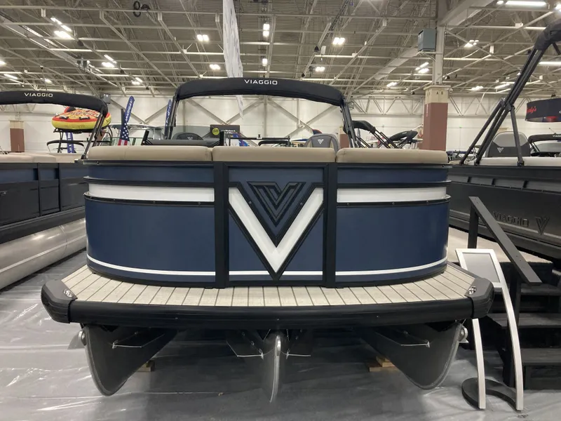 The Image of Viaggio V20U pontoon boat 2026 in an exhibition hall. - 0
