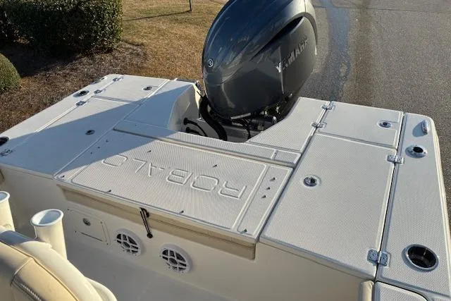 Slide: The Image of Robalo 226 Cayman 2026 with Yamaha engine, rear view. - 13