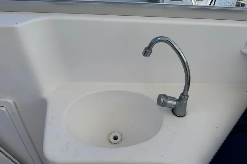 Slide: The Image of White sink with chrome faucet on 2001 Pro-Line 30 Express boat. - 25