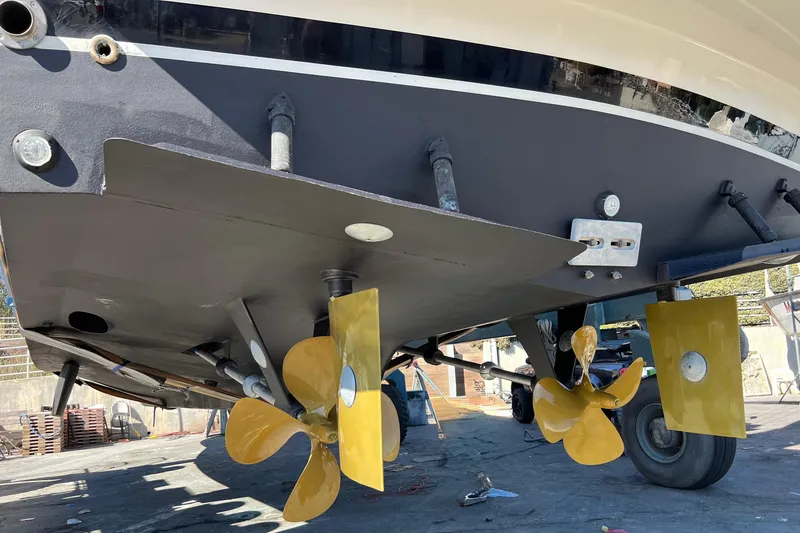 Slide: The Image of Underwater view of 2002 Hampton 550 yacht's propellers and rudders. - 78