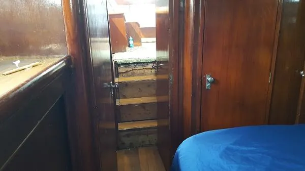 Slide: The Image of Hatteras 41 Aft cabin 1964 - 10