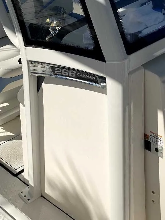 Slide: The Image of Robalo 266 Cayman 2023 - 5