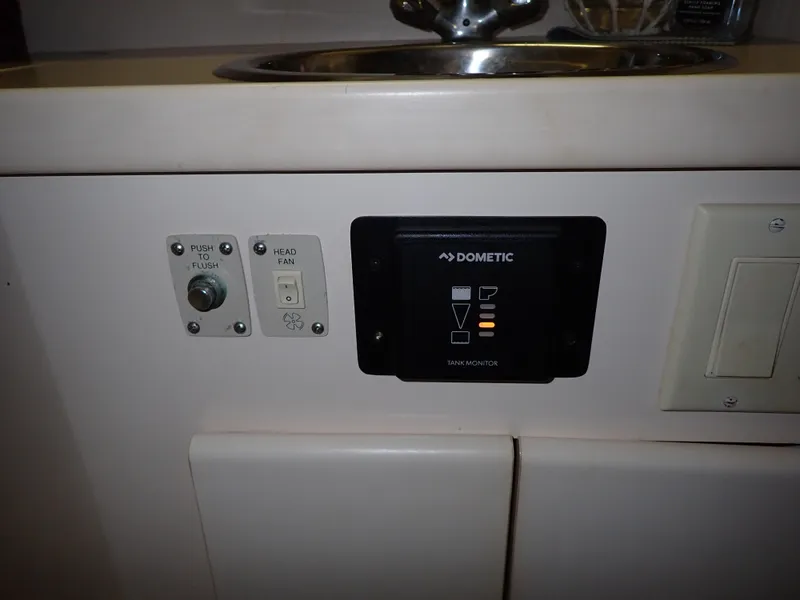 Slide: The Image of Carver 370 Voyager 1996 - 105