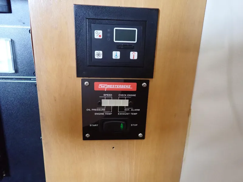 Slide: The Image of Carver 370 Voyager 1996 - 73