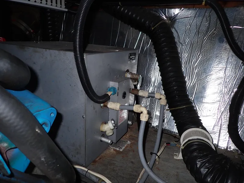 Slide: The Image of Carver Yachts 370 Voyager 1996 - 138