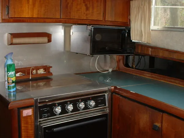 Slide: The Image of Bayliner 3888 Motoryacht 1989 - 6