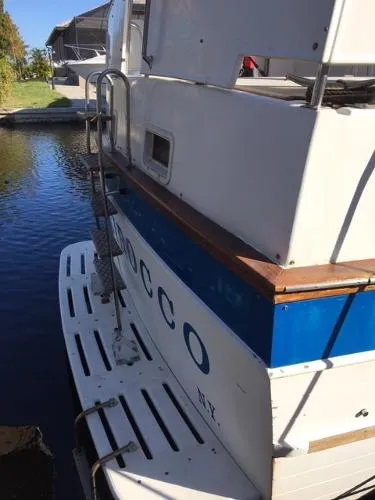 Slide: The Image of Marine Trader 40 Sundeck 1987 - 2