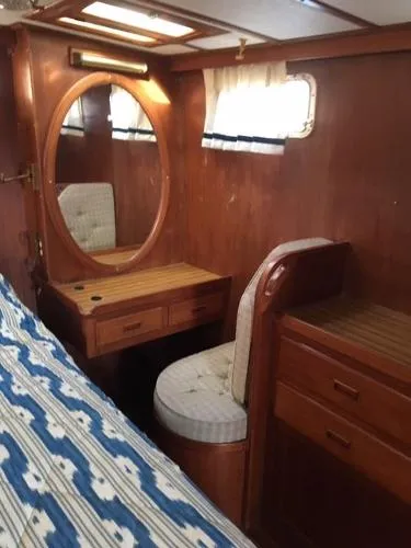 Slide: The Image of Marine Trader 40 Sundeck 1987 - 8