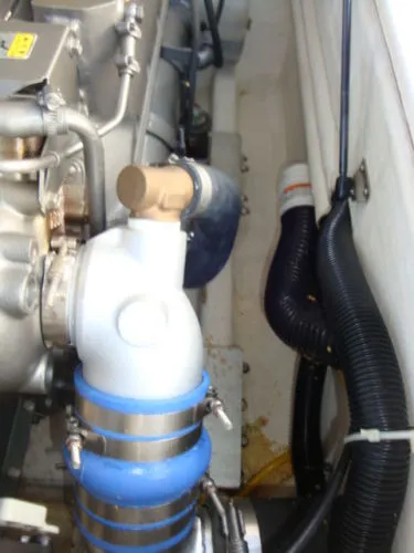 Slide: The Image of True World Marine TE 288 Hardtop Diesel Cruiser 2005 - 4