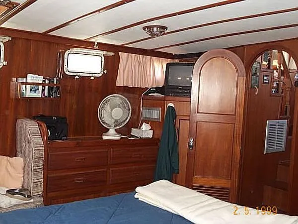 Slide: The Image of Marine Trader Sundeck 1985 - 5