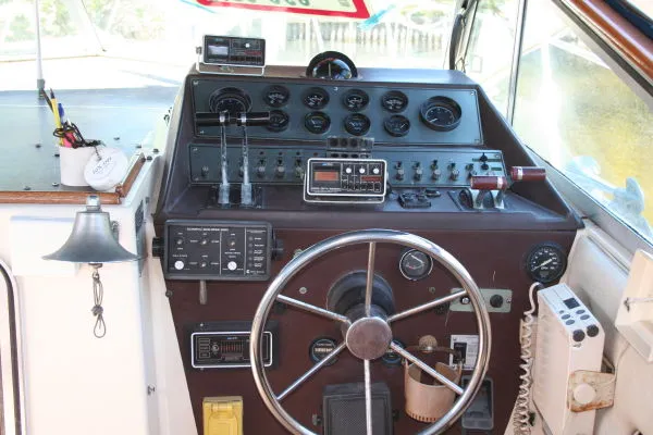 Slide: The Image of Chris-Craft 336 Mid-Cabin Express 1985 - 4