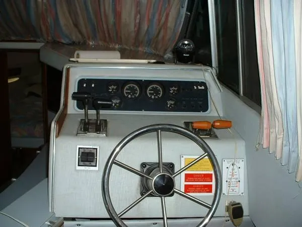 Slide: The Image of Sea Ray 340 Sedan 1987 - 6