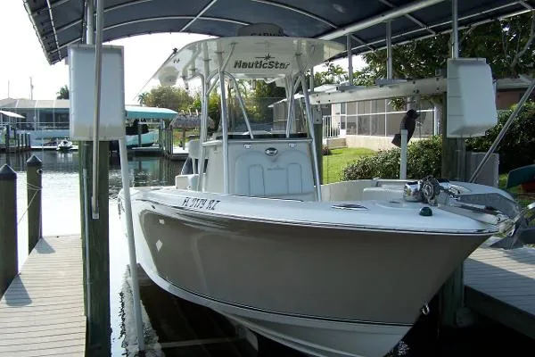 Slide: The Image of NauticStar 2500XS Offshore 2012 - 5