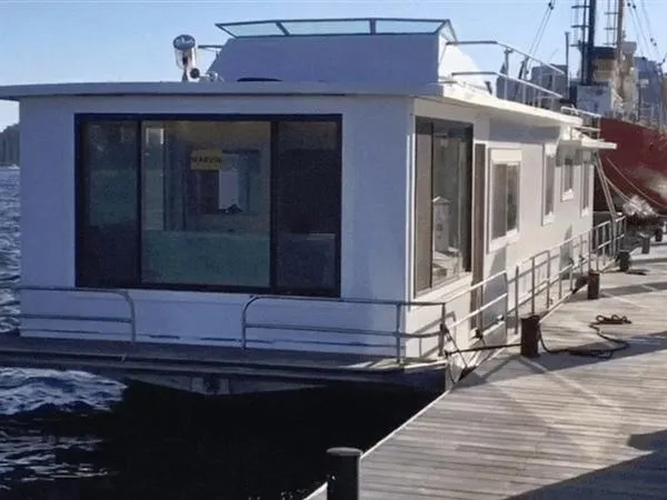 Slide: The Image of Sumerset Houseboat 1981/2020 1981 - 0