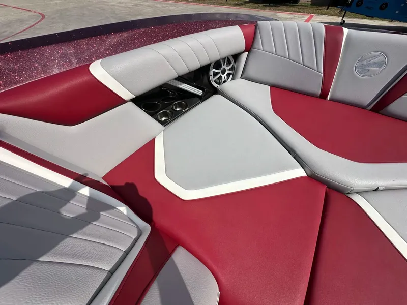 Slide: The Image of Tigé 23RZX 2021 - 17