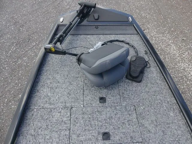 Slide: The Image of Tracker Pro 170 2026 - 12