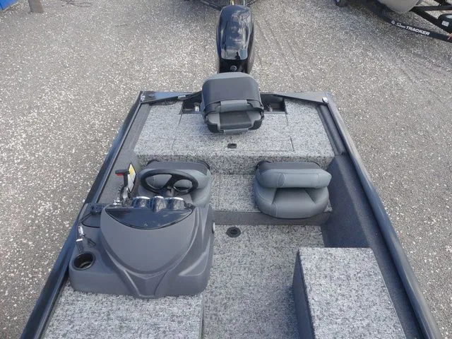 Slide: The Image of Tracker Pro 170 2026 - 14