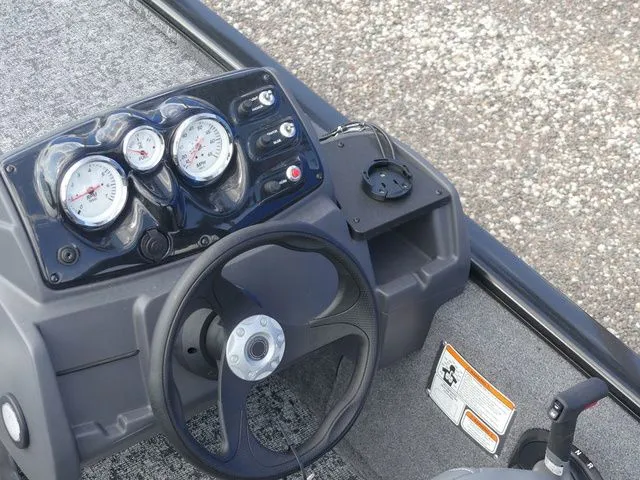 Slide: The Image of Tracker Pro 170 2026 - 16