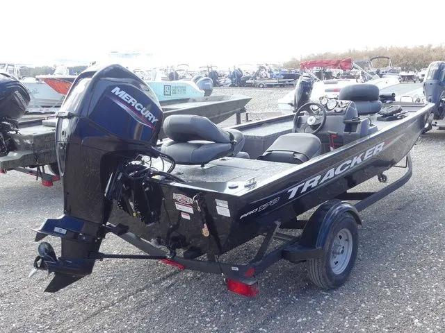 Slide: The Image of Tracker Pro 170 2026 - 4