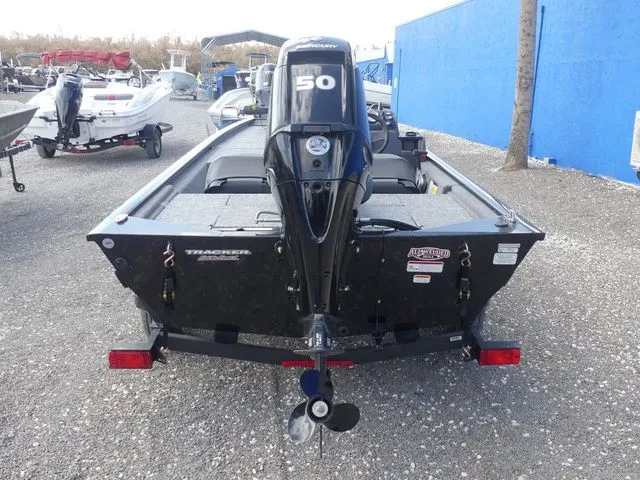 Slide: The Image of Tracker Pro 170 2026 - 5