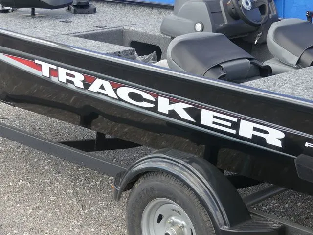 Slide: The Image of Tracker Pro 170 2026 - 7