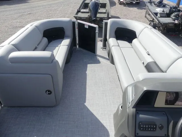 Slide: The Image of Sun Tracker Party Barge 20 DLX 2026 - 14