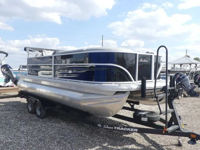 Slide: The Image of Sun Tracker Party Barge 20 DLX 2026 - 3