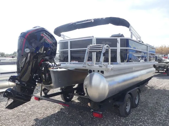 Slide: The Image of Sun Tracker Party Barge 20 DLX 2026 - 4