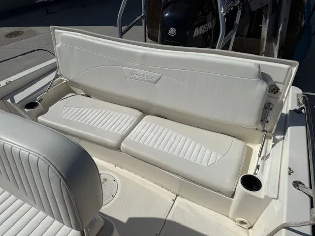 Slide: The Image of Boston Whaler 2008 200 Dauntless boat seat with white upholstery. - 13