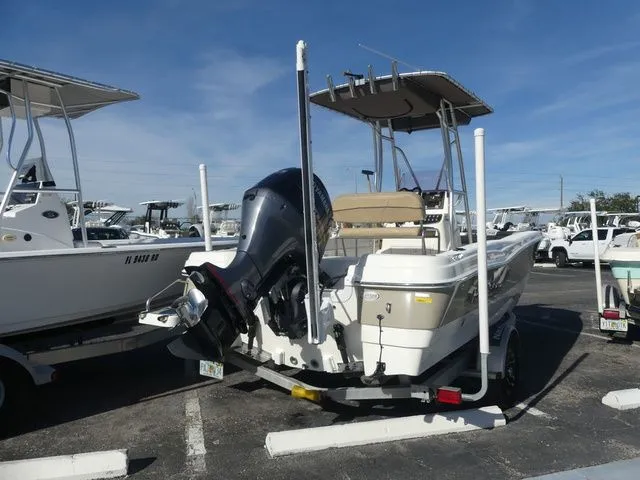 Slide: The Image of NauticStar 211 Hybrid 2020 - 4